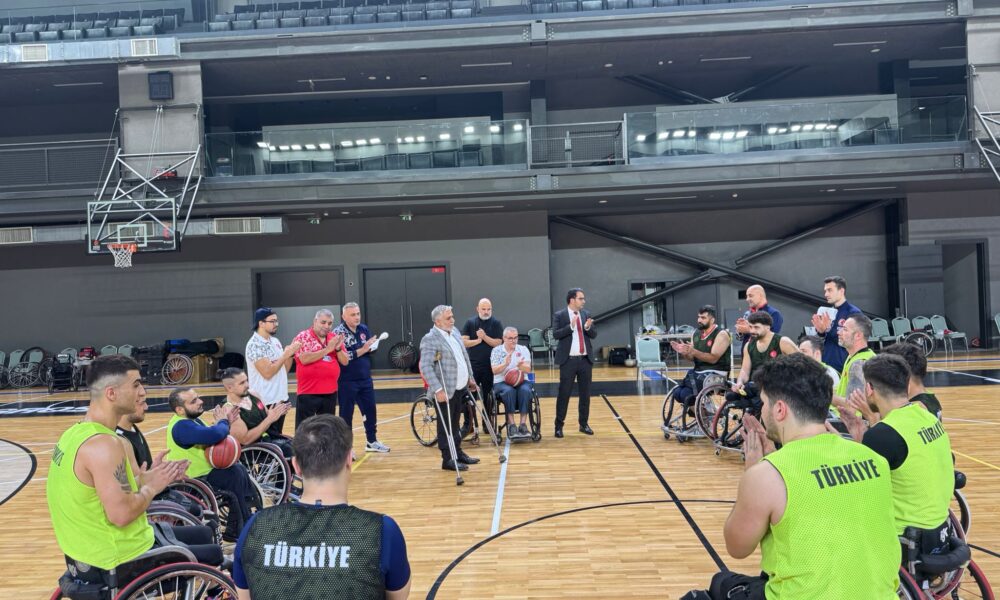 BAŞKAN ERKOÇ’TAN MİLLİ TAKIMA MORAL ZİYARETİ