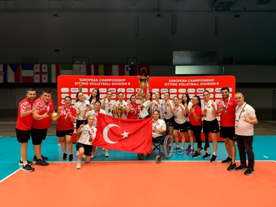 OTURARAK VOLEYBOL KADIN A MİLLÎ TAKIMIMIZDAN BRNO’DA ÇİFTE ŞAMPİYONLUK!