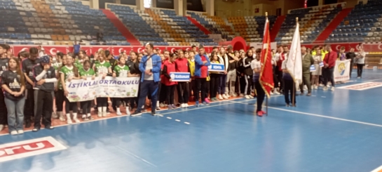 9-11 Mayıs 2026 tarihleri arasında Aksaray’da düzenlenen Okul Sporları Oturarak Voleybol Yıldızlar – Gençler Türkiye Birinciliği müsabakaları büyük heyecan ve centilmence mücadelelere sahne oldu. 